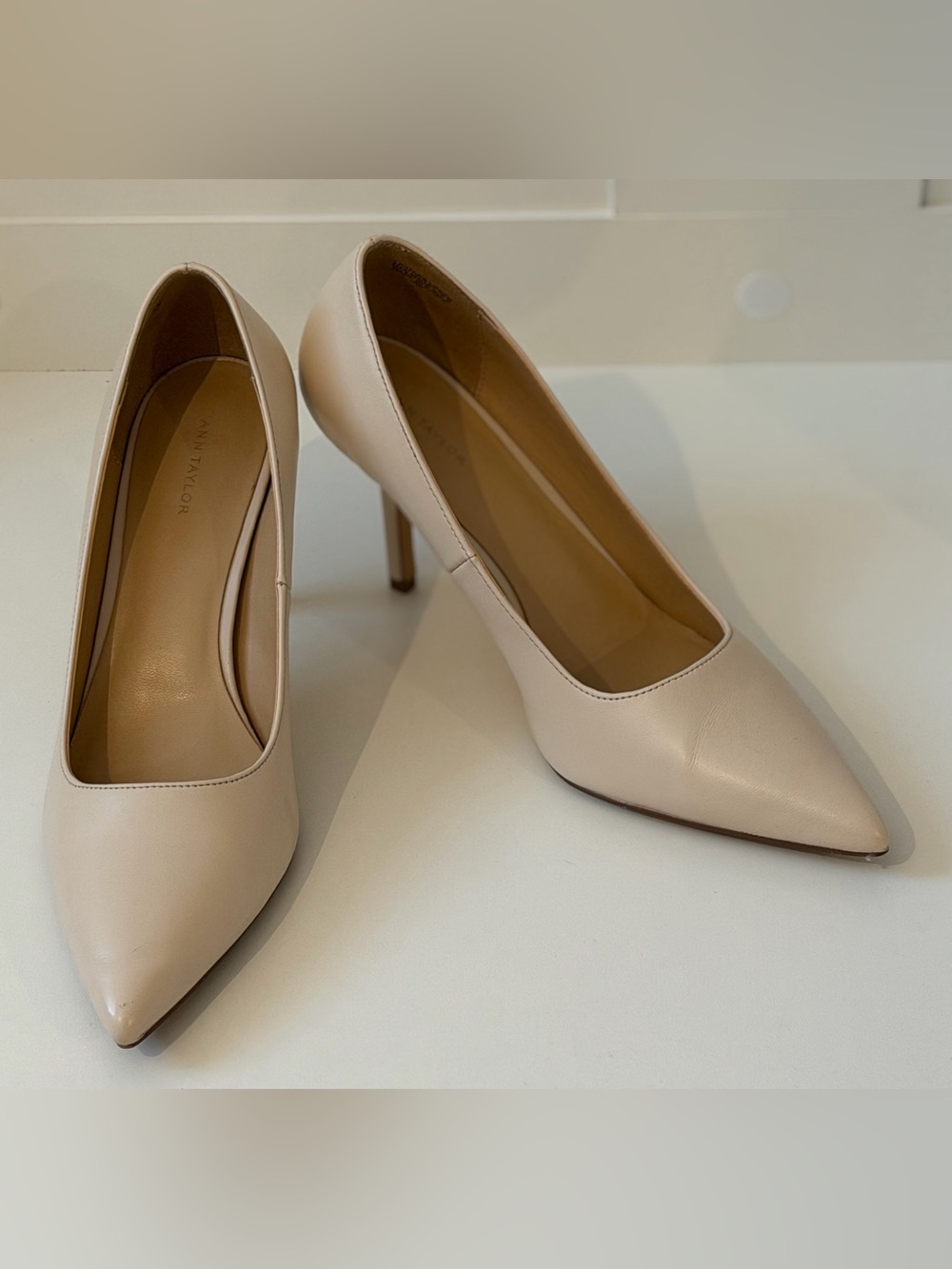 Ann Taylor Nude Leather Pointed Toe Stiletto Pumps Heels Size 8M Height 3.5”